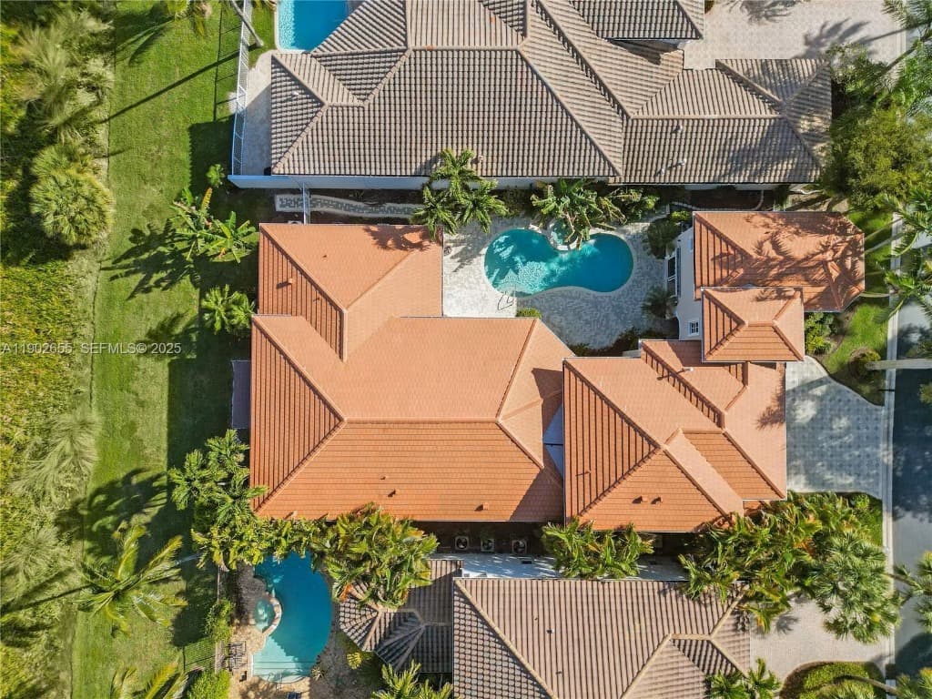 Aerial view of a townhome community featuring concrete tile roofs
